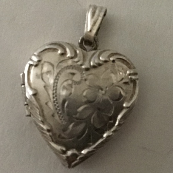 SILVER TONE HEART LOCKET PENDANT - Picture 1 of 3